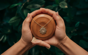 Collier qui s’emmêle : signification spirituelle et interprétations possibles