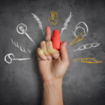 Doigt gonflé et du mal à le plier : causes, symptômes et solutions