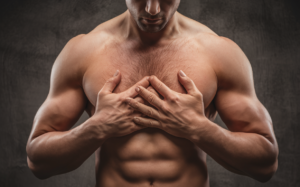 Douleur sternum : causes, symptômes et traitements efficaces