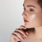 Le retour de l’esthétique y2k : comment adopter le teint ultra-lumineux et "glossy" des années 2000 ? 2 Le retour de l’esthétique y2k : comment adopter le teint ultra-lumineux et "glossy" des années 2000 ?