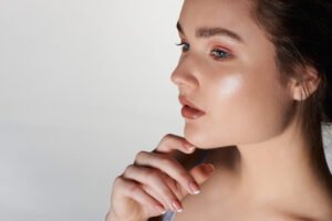Le retour de l’esthétique y2k : comment adopter le teint ultra-lumineux et "glossy" des années 2000 ?