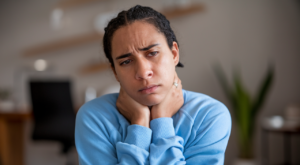 Cervicales qui craquent : causes, symptômes et solutions efficaces